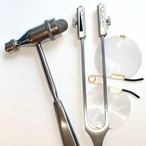 Bild eines Reflexhammers, einer Stimmgabel und einer Frenzelbrille