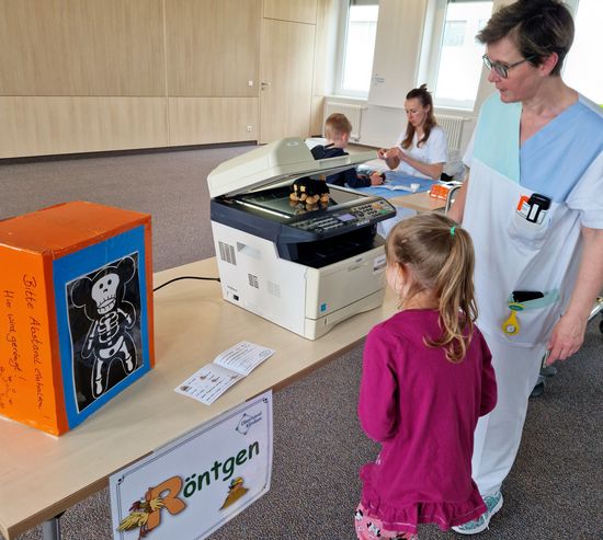 Einmal durchleuchten bitte: der Röntgenbereich der Teddybärenklinik. (Fotos: Oberhavel Kliniken GmbH)