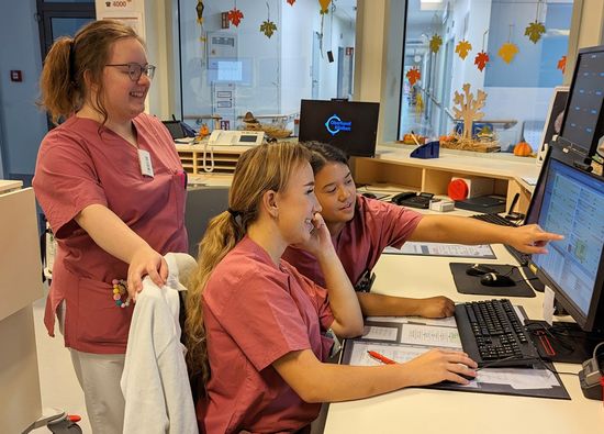 Für Annelie Lehmann, Angelina Ribke und Leonie Hsu (v. l.) hat der Berufsalltag in der Pflege nun begonnen (Foto: Oberhavel Kliniken GmbH).