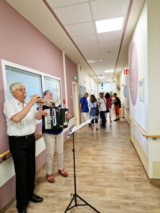 Das „Duo Zeitlos“ mit Gisela Reiber und Burkhard Schwerbrock sorgte am Tag der offenen Palliativstation für die musikalische Umrahmung (Foto: Oberhavel Kliniken GmbH).