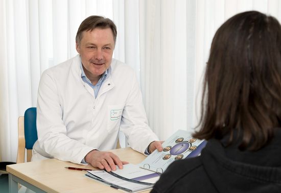Prof. Dr. med. Michael Hünerbein während eines Patientengesprächs.