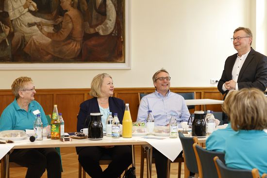 Ariane Fäscher, Bundestagsabgeordnete (2. v. l.), und Landtagsabgeorneter Björn Lüttmann (3. v. l.) werden von Geschäftsführer Dr. med. Detlef Troppens (r.) und Helge Bathe (l.) begrüßt. 