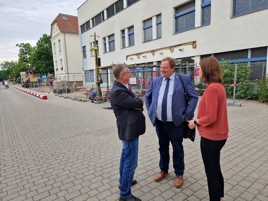 An der Zentralen Notaufnahme der Klinik Oranienburg laufen aktuell Erdarbeiten für den neuen Anbau (Foto: Oberhavel Kliniken GmbH).