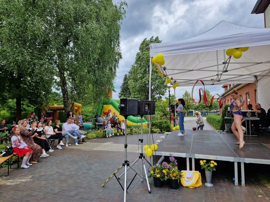 Die ukrainische Tanzgruppe "Angely dobra"(gütiger Engel) bot ein buntes Bühneprogramm zum Auftakt der Feierlichkeiten (Foto: Oberhavel Kliniken GmbH).
