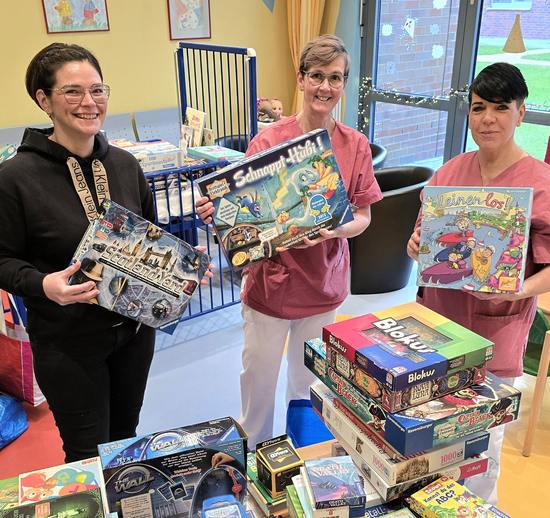 Große Freude auf der Kinderstation: Linda Fiedler-Werner, Daniela Sachse und Heike Liese (v. l.) bestaunen die Spielzeugspenden auf der Oranienburger Kinderstation (Foto: Oberhavel Kliniken/Odin Tietsche).