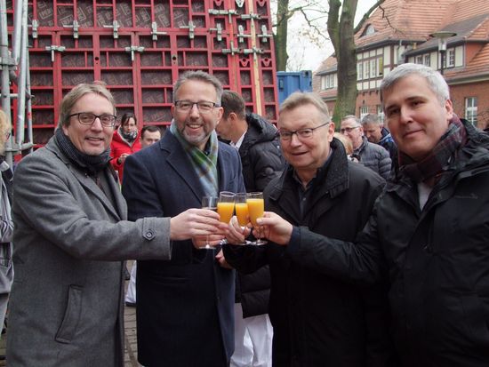 Landtagsabgeordnete Björn Lüttmann, Landrat Alexander Tönnies, Geschäftsführer Dr. med. Detlef Troppens und Bürgermeister Alexander Laesicke stoßen auf den Anbau an (Foto: Oberhavel Kliniken GmbH).