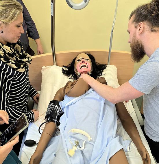 Realistisch und praxisnah: Durch das Auswechseln von Modulen kann das darzustellende Krankheitsbild und der Schwierigkeitsgrad an die jeweilige praktische Übung angepasst werden (Foto: Oberhavel Kliniken/O. Tietsche)