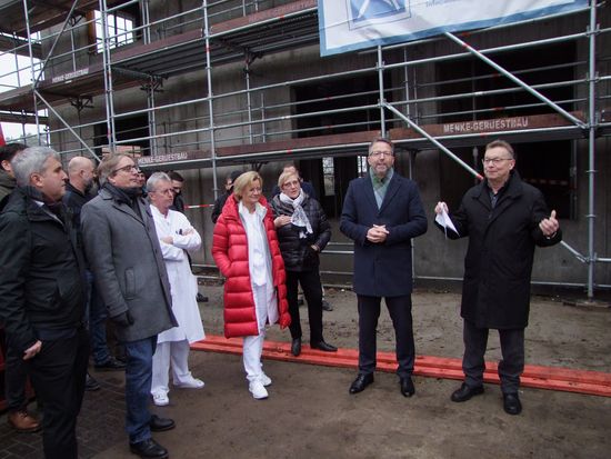 Dr. med. Detlef Troppens (r.), Geschäftsführer der Oberhavel Kliniken GmbH, begrüßt die anwesenden Gäste und dankt den bauausführenden Firmen (Foto: Oberhavel Kliniken GmbH).