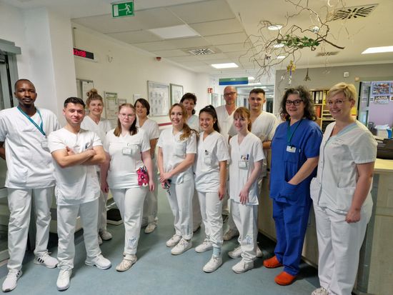 Die Azubis der Schüler-Chef-Woche zusammen mit ihrer Lehrerin und den Praxisanleitern auf Station 7 in Oranienburg
