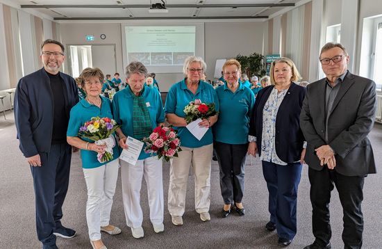 Landrat Alexander Tönnies (l.), Geschäftsführer Dr. med. Detlef Troppens (r.), Bundestagsabgeordnete Ariane Fäscher (2. v. r.) und Helga Bathe (3. v. r.) gratulierten den anwesenden Jubilarinnen (Foto: Oberhavel Kliniken GmbH).