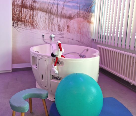 Hier geht's lang: Das Geburtshilfe-Team freut sich, die neu gestalteten Kreißsäle präsentieren zu können (Foto: Oberhavel Kliniken/Kerstin Neubauer)