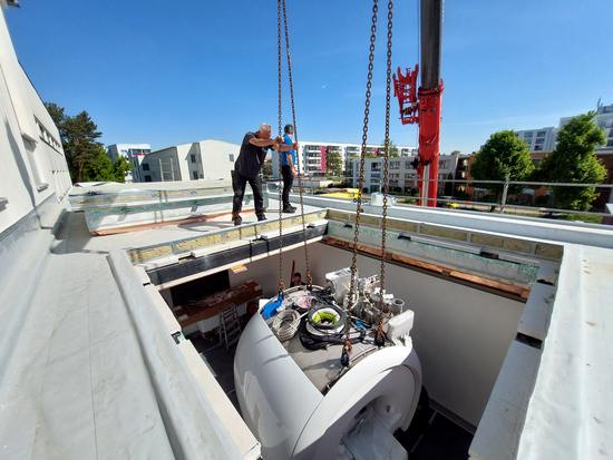 Das tonnenschwere Gerät wurde per Kran in den aufgestellten Container gehievt (Foto: Oberhavel Kliniken/Kerstin Dolderer)