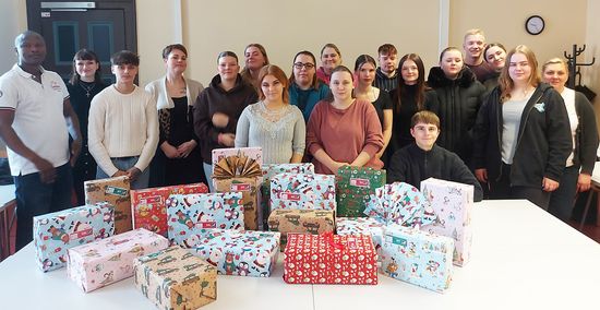 Die Schülerinnen und Schüler der Klassen GPA 23.1 und GPA 23.2 präsentieren stolz ihre Weihnachtsgeschenke für bedürftige Kinder. Foto (2): AGUS Akademie