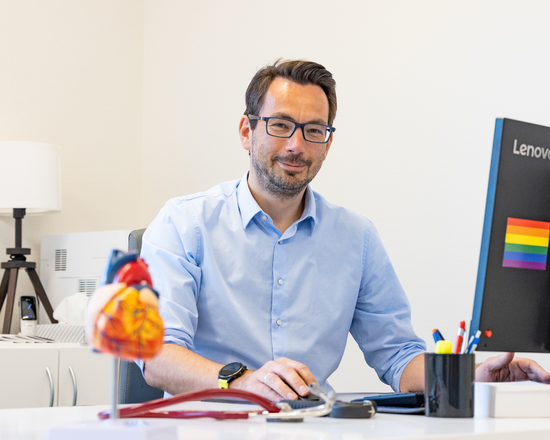 Facharzt Thomas Schulz-Martens an seinem Schreibtisch
