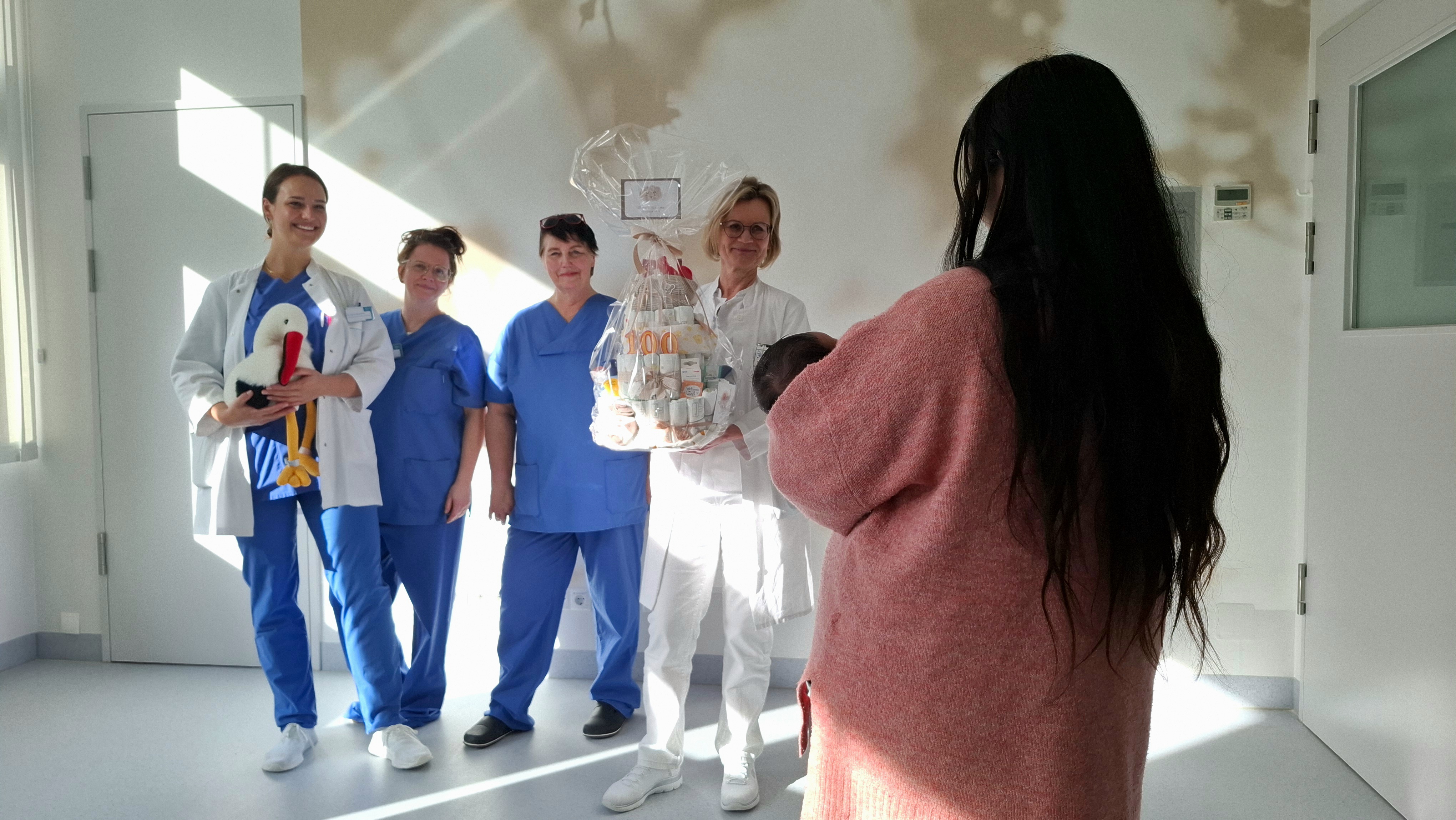 Geburtshilfe-Team der Oberhavel Kliniken gratuliert zum 100. Baby file.alternative