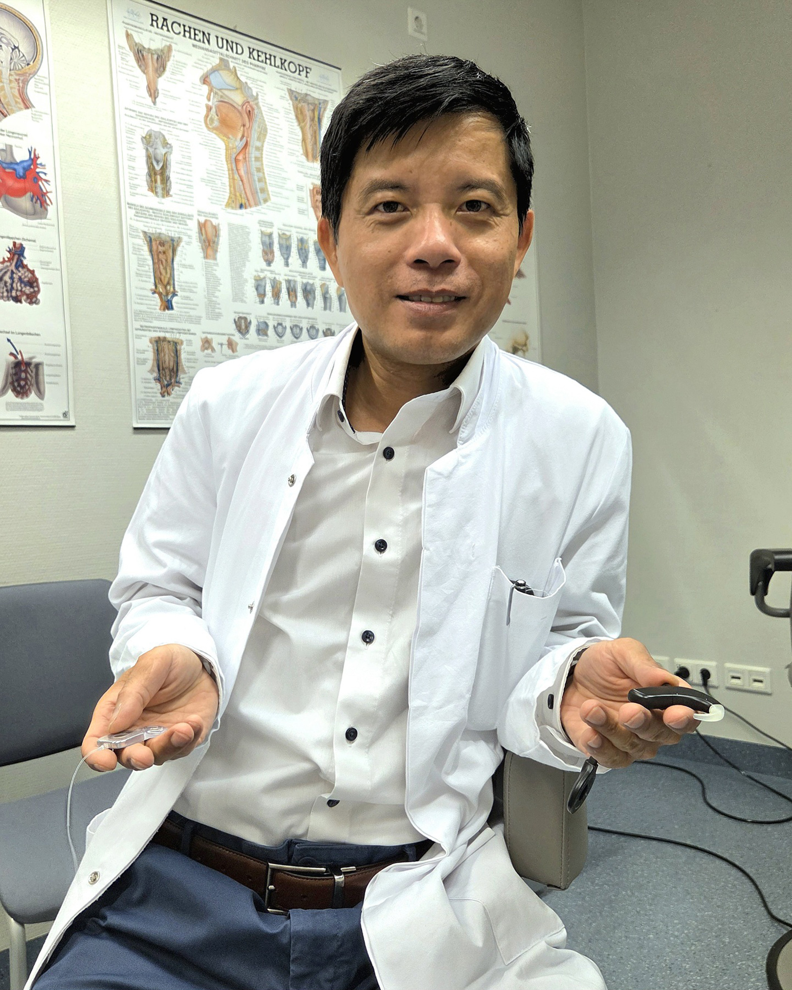 Chefarzt Duong Dinh zeigt das kleine Wunderwerk der Technik (Foto: Oberhavel Kliniken/Peggy Schlundt) file.alternative