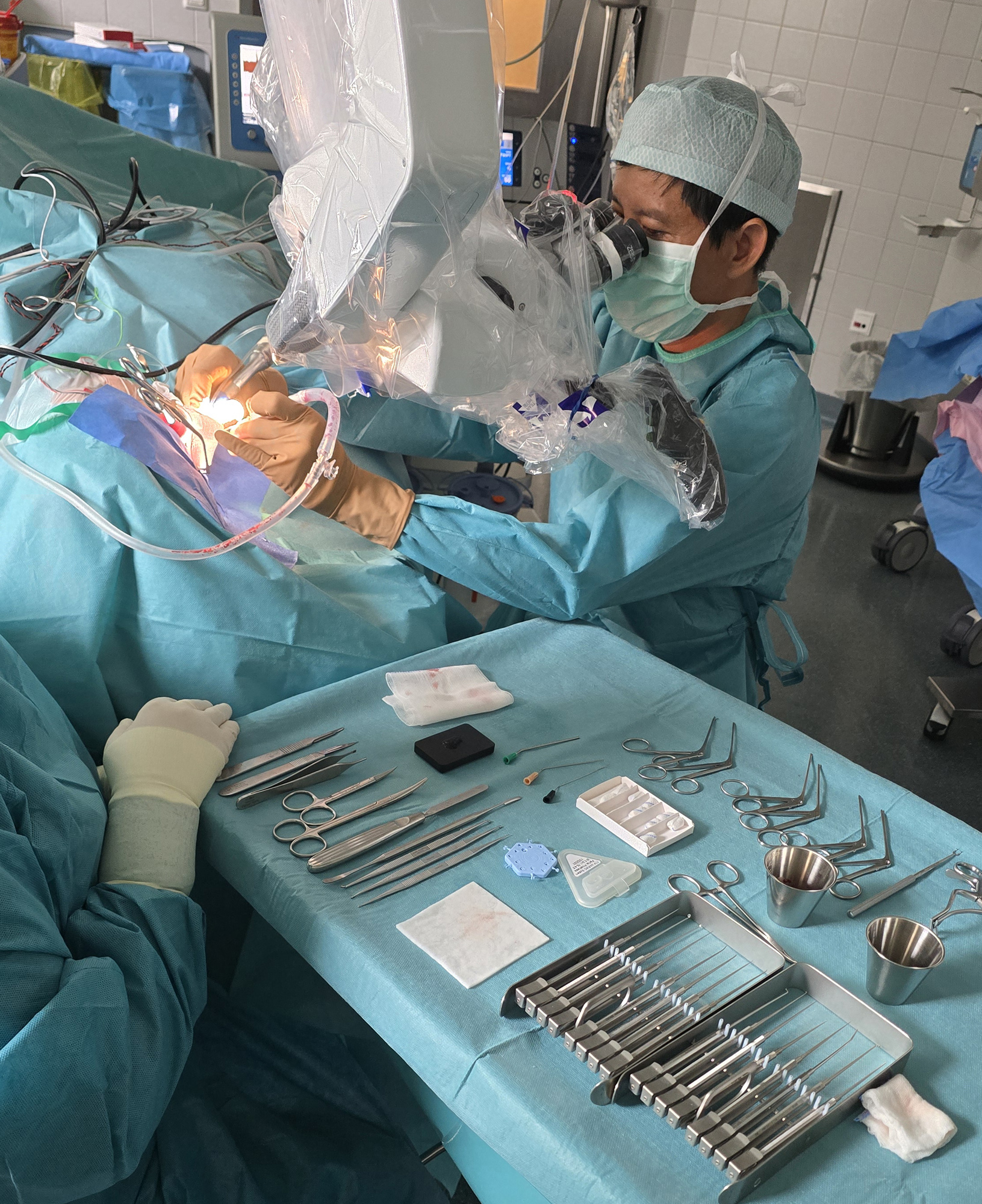 Chefarzt Dr. med. Thien An Duong Dinh während der Operation in der Klinik Hennigsdorf (Foto: Oberhavel Kliniken/Odin Tietsche) file.alternative