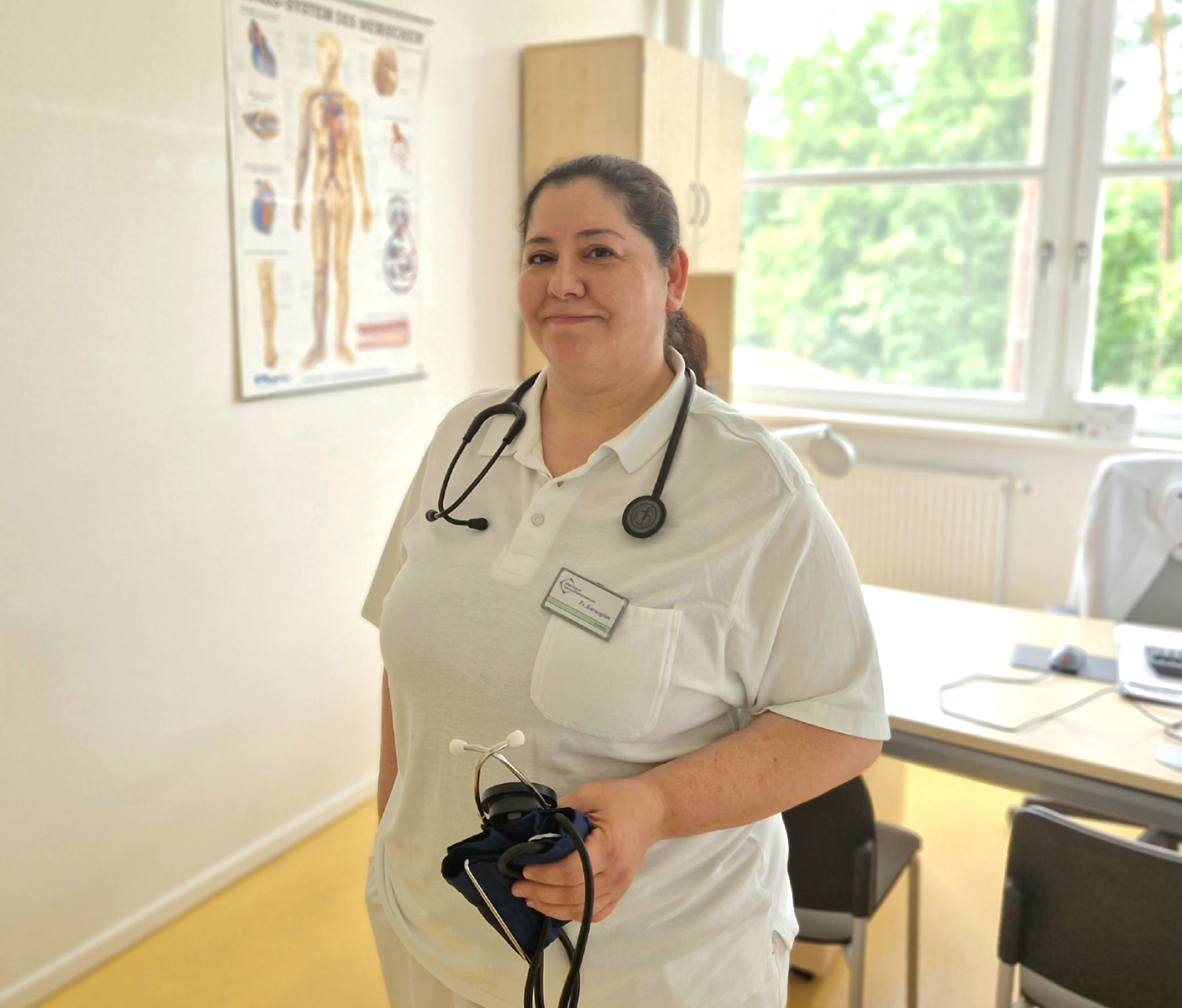 Hat für ihre Patienten immer ein offenes Ohr: Fachärztin Nazmiye Karaoglan in der Hausarztpraxis der Poliklinik Hennigsdorf (Foto: Oberhavel Kliniken/Kerstin Neubauer). file.alternative