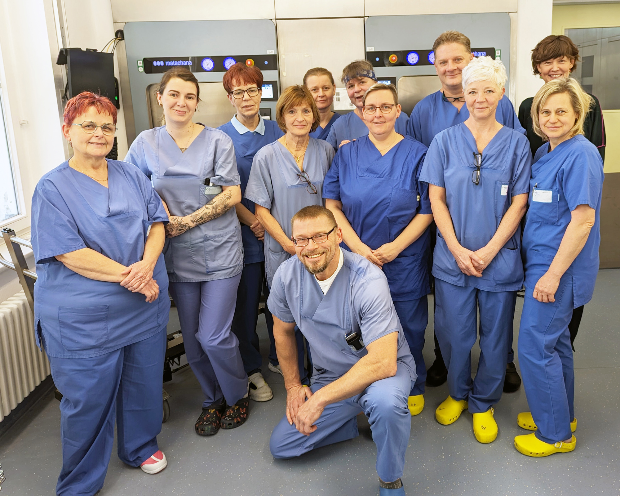 Das Team der ZSVA der Oberhavel Kliniken mit Leiter Mario Selent (vorn, Foto: Oberhavel Kliniken GmbH). file.alternative